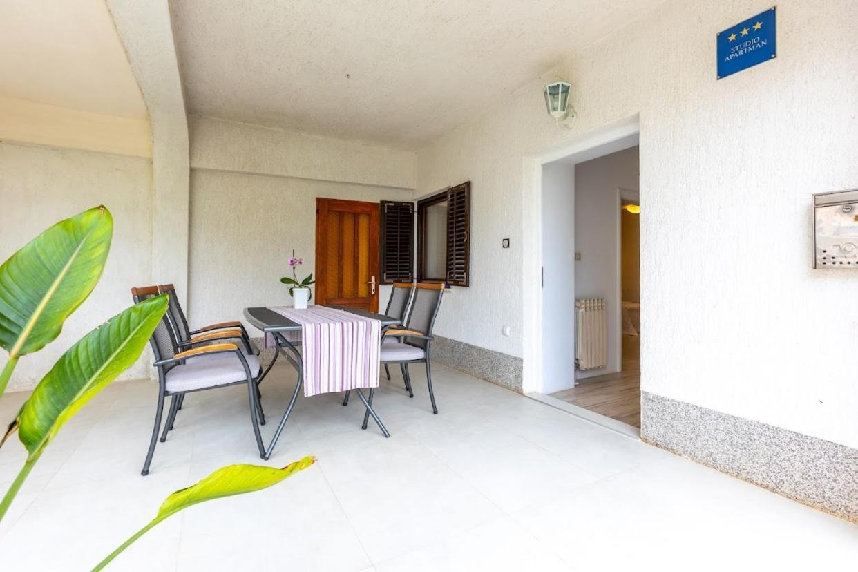 Apartment Anton Punat Exterior photo